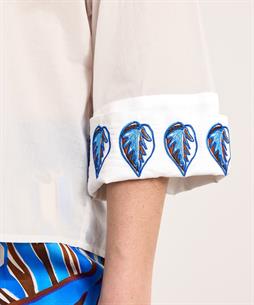 Caroline Biss Bluse mit gesticktem Blatt