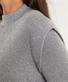 Caroline Biss Lurex-Pullover mit Schulterausschnitt