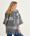 Giulia e Tu Poncho Strickjacke Buchstaben