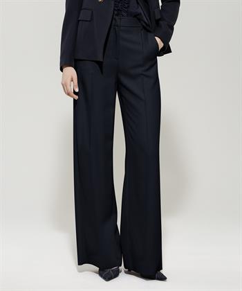 Luisa Cerano Hose weitem Bein