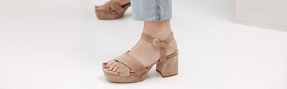 Sandalen und Badeschuhe