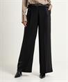 Summum Hose mit weitem Bein Seidenpaspeln Seite